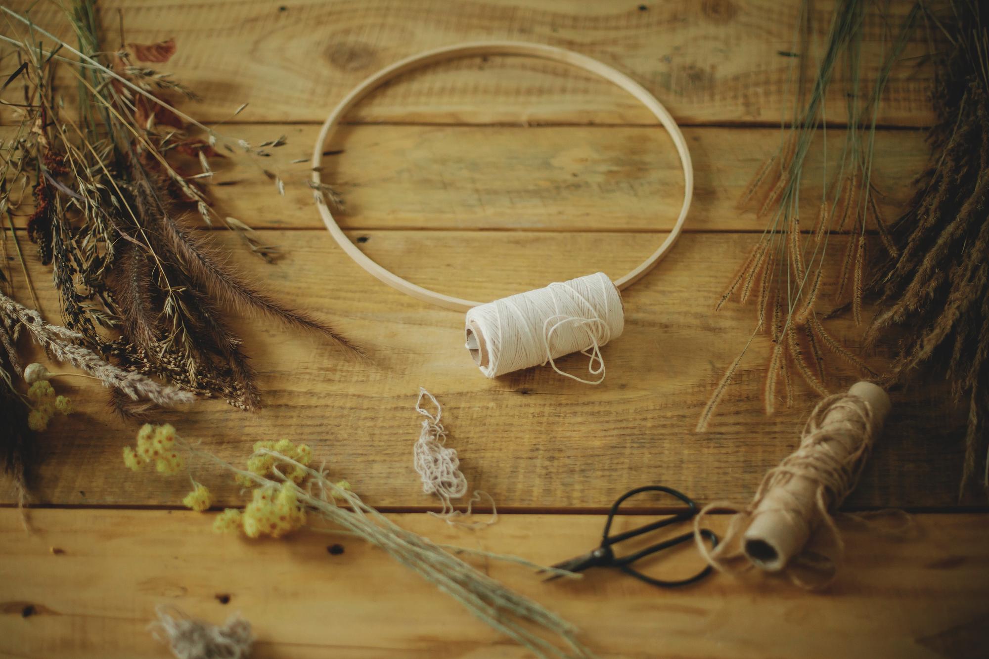 atelier cu mese de lucru și materiale pentru broderie
